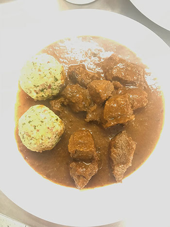 Knödel mit Gulasch